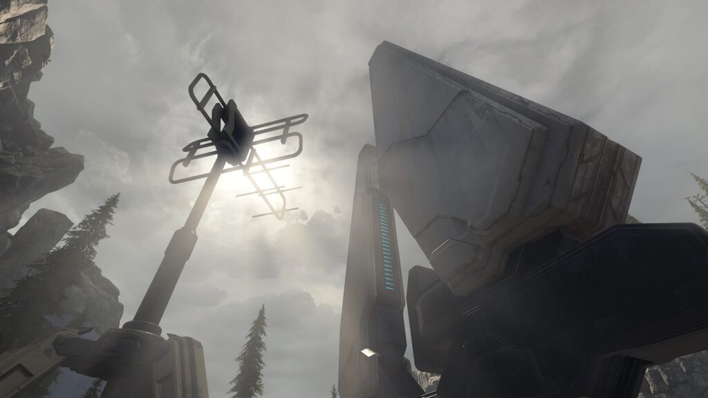 Image of the Fragmentation multiplayer map, showing a UNSC comm tower and Forerunner beam emitter.