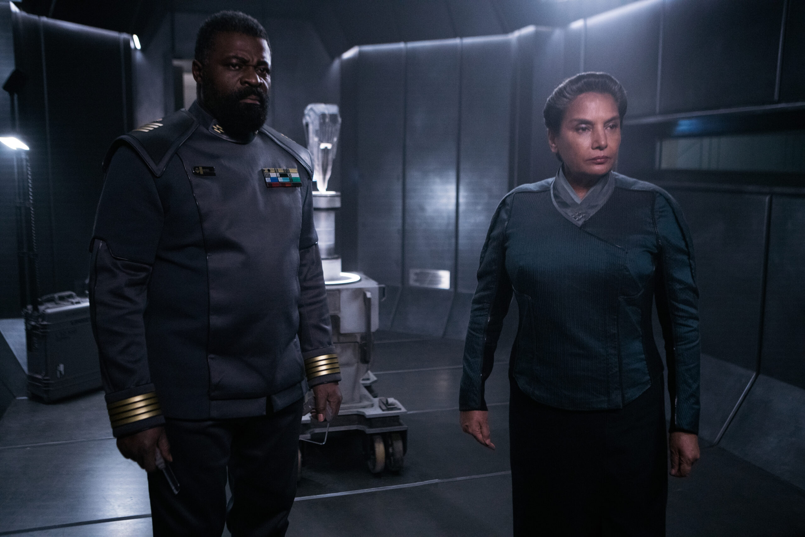 Danny Sapani as Captain Jacob Keyes and Shabana Azmi as Admiral Margaret Parangosky in Halo Season 1, Episode 8. Photo credit: Adrienn Szabo/Paramount+