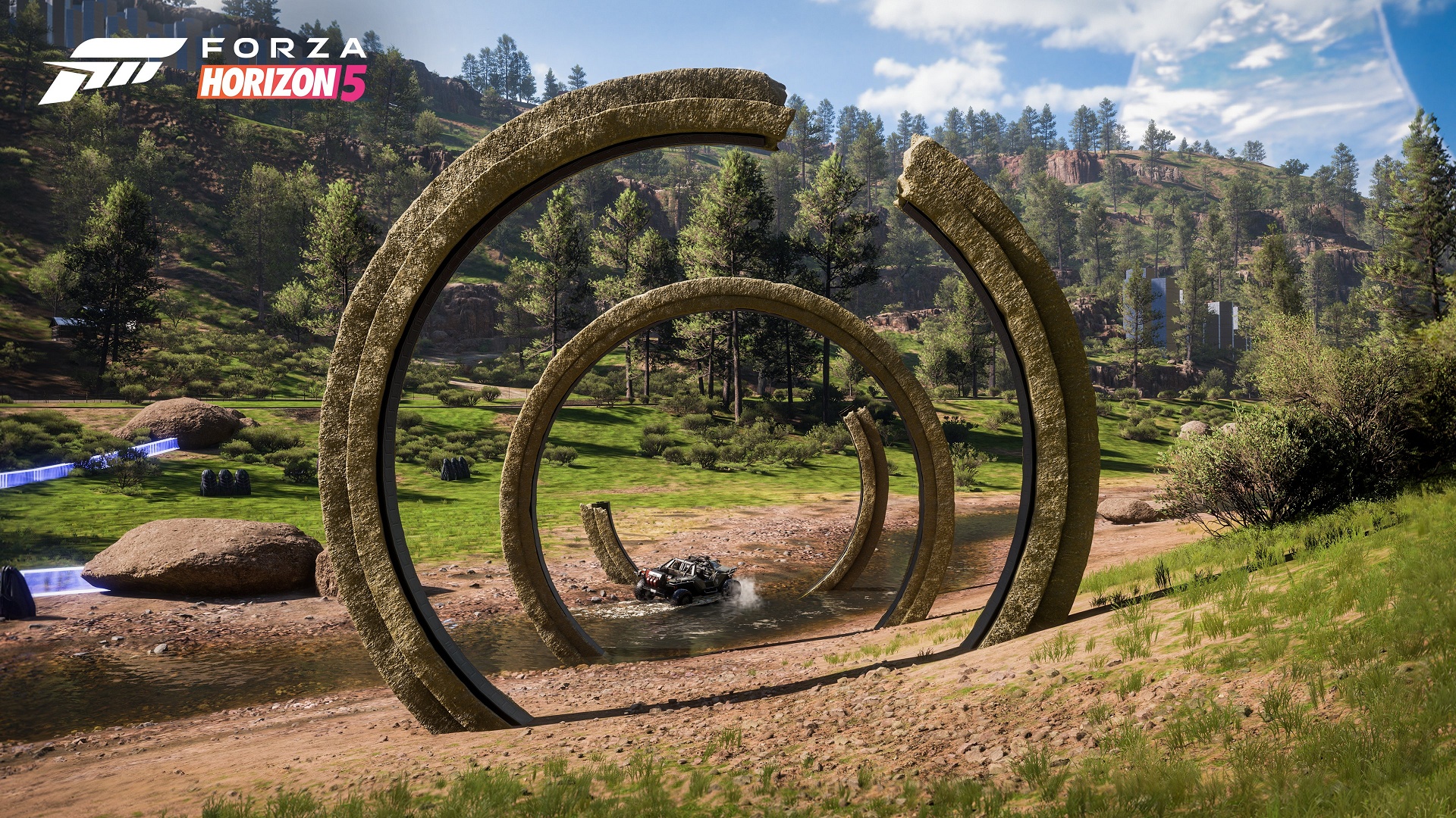 Image Forza Horizon 5 d'anneaux totémiques en pierre, d'un phacochère et d'un anneau Halo en arrière-plan