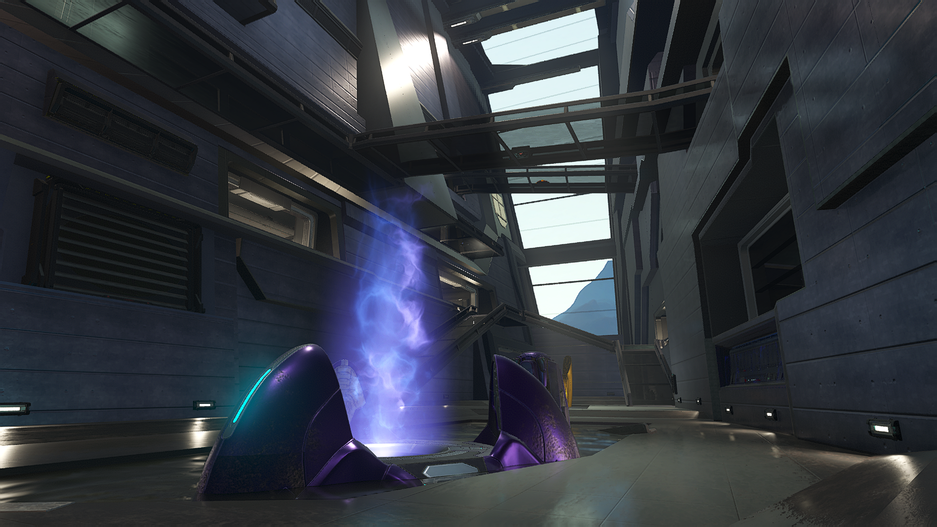 “Sword Base” Forge map. A Covenant gravity lift sits on the floor of an air atrium filled with glass walkways.