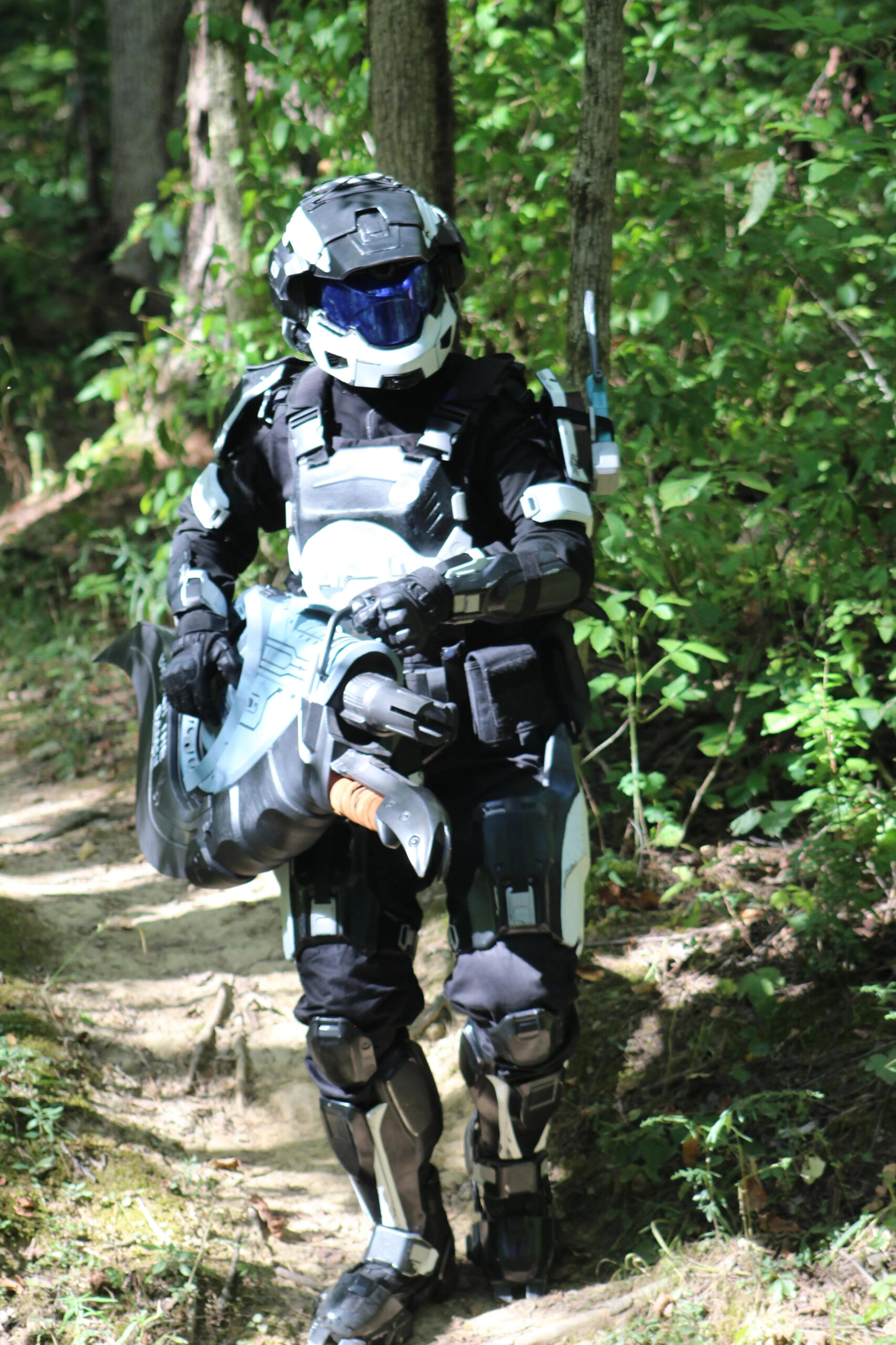 Spartan cosplay in a black-and-white, "orca" color scheme by LadyRed221.