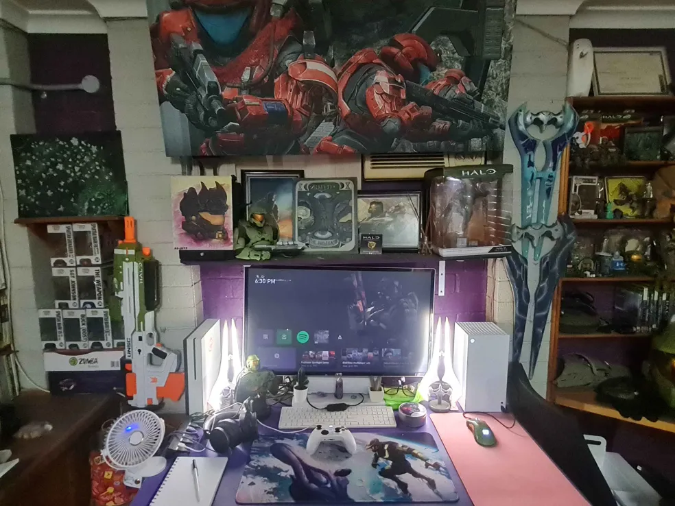 xS3LL1HCAx's Halo collectibles and gaming station.