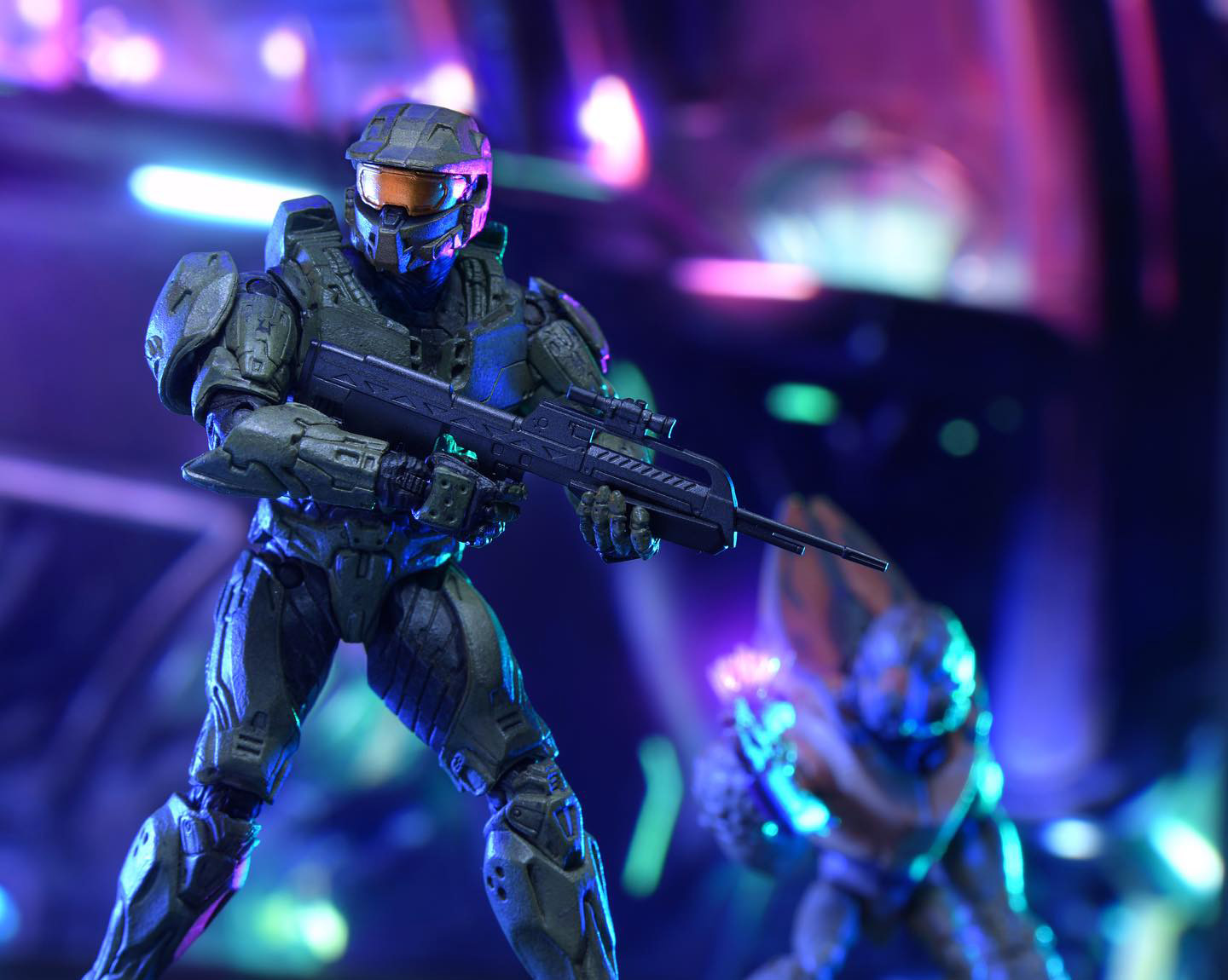 Toy photography by odst1701. The Master Chief braces for combat with a Battle Rifle while a Grunt takes aim nearby.