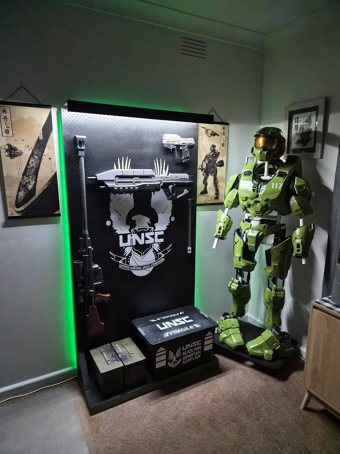 Master Chief cosplay and a display of prop weapons by FuzzytheblueWolf.