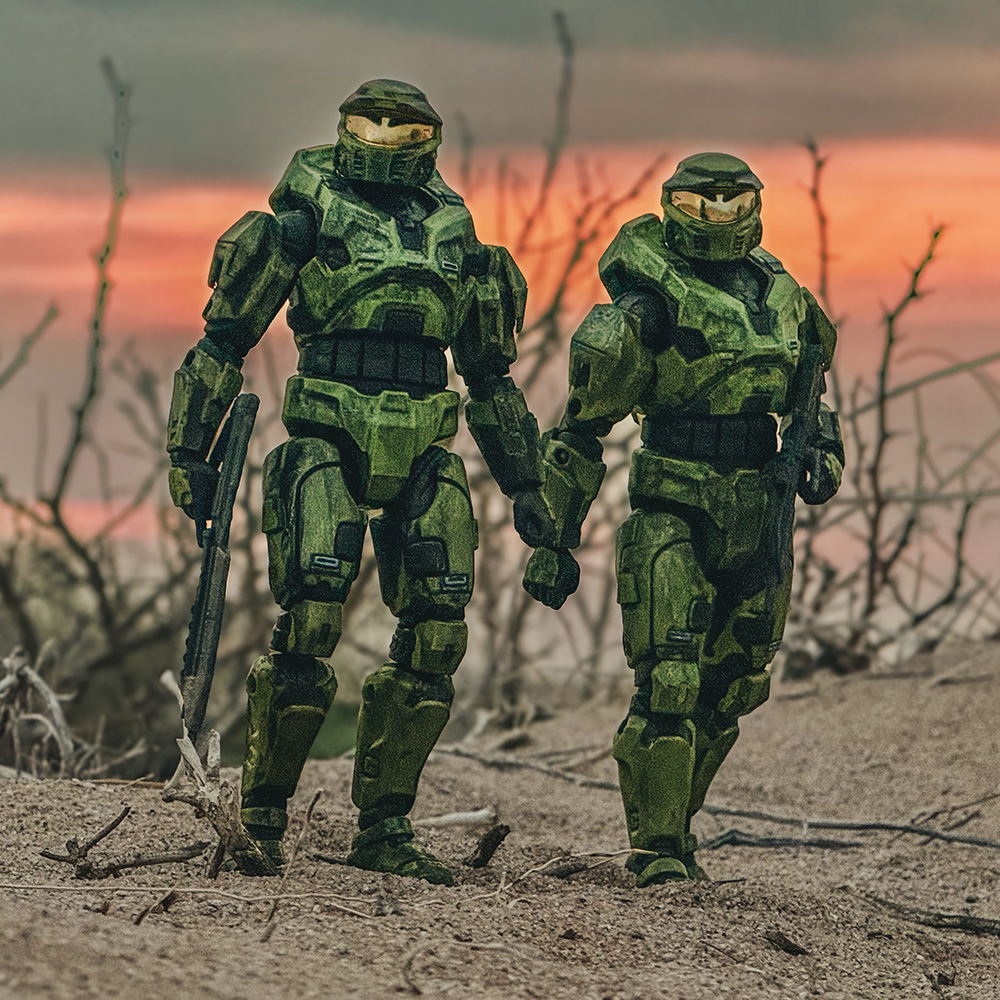 Toy photography by imperialsagastudio. Two Master Chief figures walk hand in hand across a beach to celebrate the launch of Halo: Campaign Evolved.