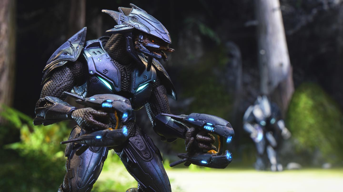 Toy photography by odst1701. An Elite wields two plasma rifles.